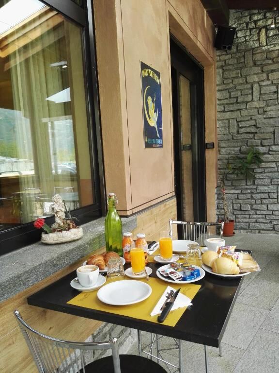Colazione italiana con croissant, caffè e succo all'Hotel Paradise